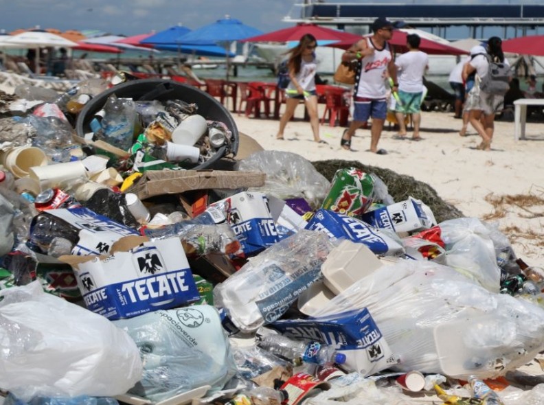Recolección de basura en playas de Cancún cae 30% durante la temporada vacacional de verano