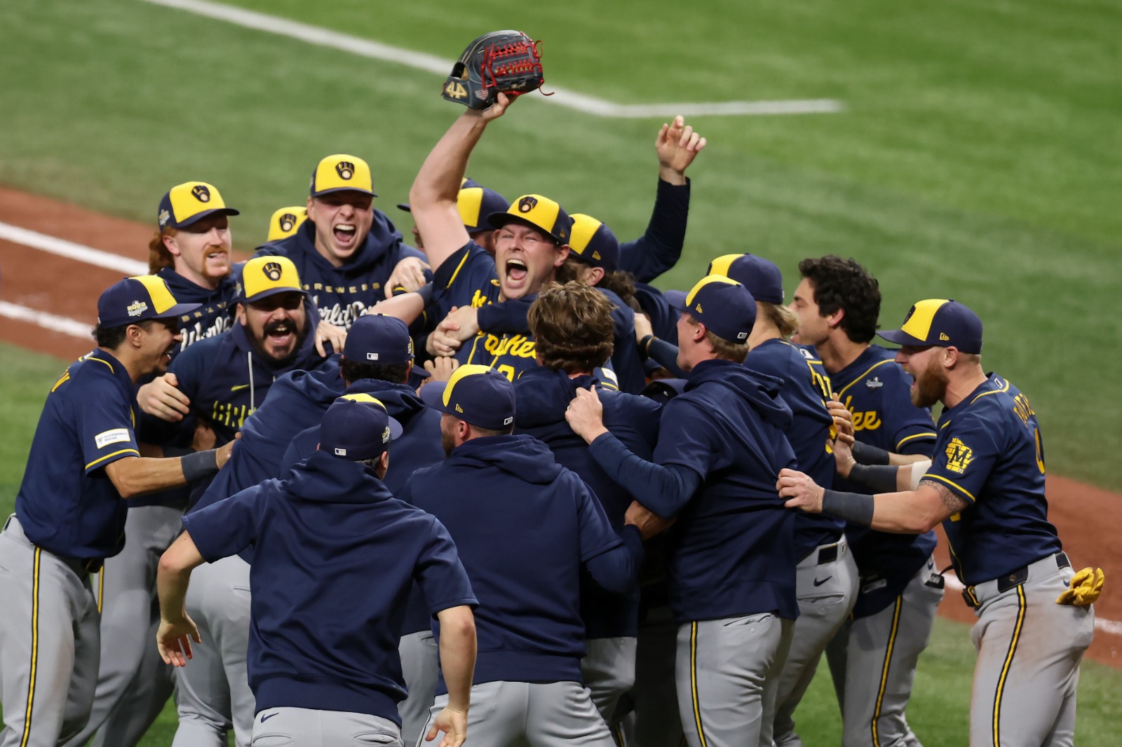 Brewers beben la gloria