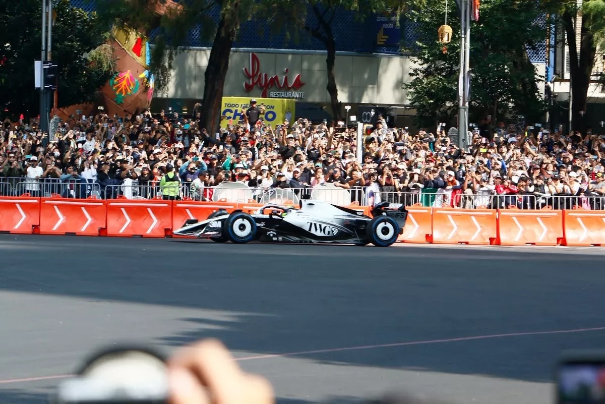 checo perez hace vibrar a 100 mil aficionados en avenida reforma1