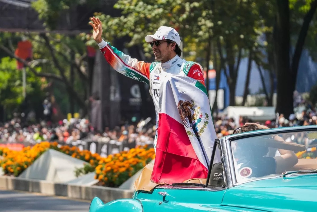 checo perez hace vibrar a 100 mil aficionados en avenida reforma2