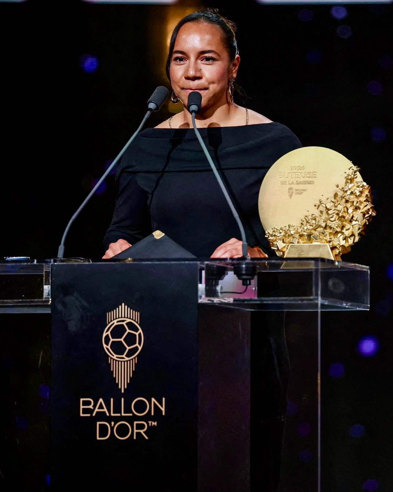 dan a charlyn corral premio a delantera del ano en gala del balon de oro1